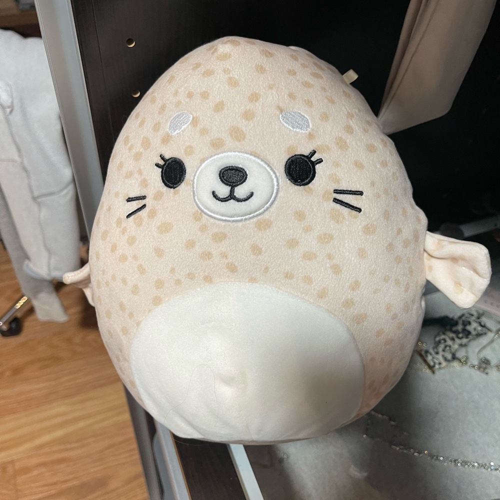 Squishmallow seal Lilou.